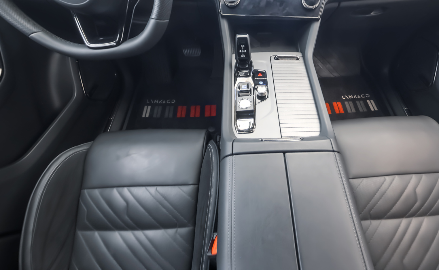 Фото салона Lynk & Co 09