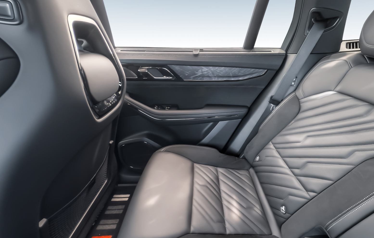 Фото салона Lynk & Co 09
