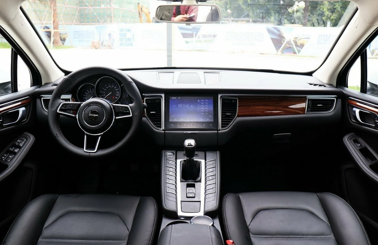 Фото салона Zotye SR8