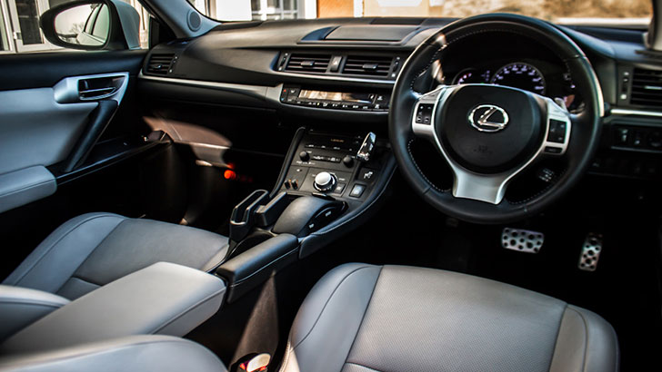 Фото салона LEXUS CT200h первого поколения