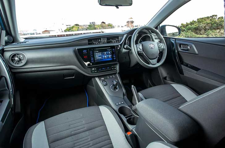 Auris Hybrid Interior 2017 салон