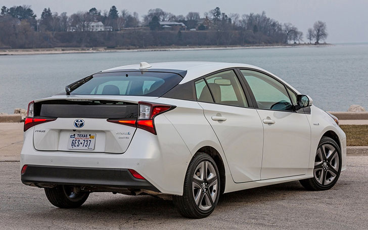 Toyota Prius 2019 года выпуска